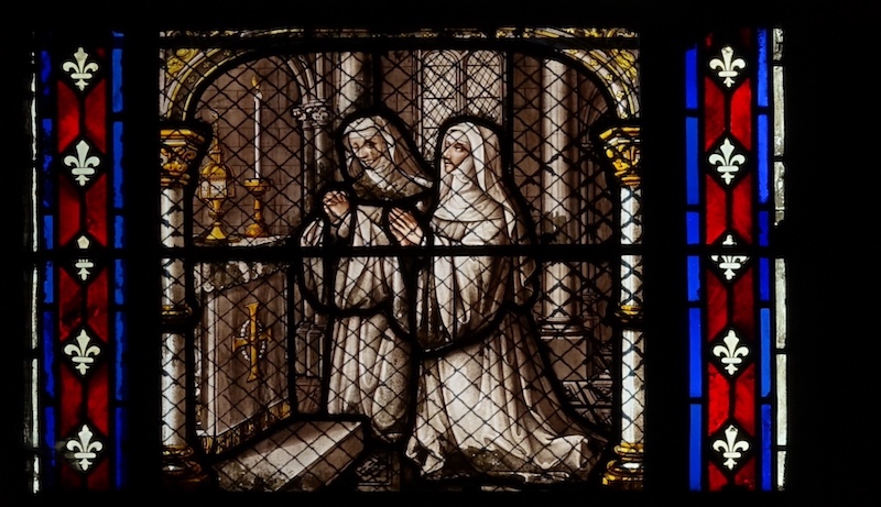 deux compagnes de Ste Julienne prient pour que la demande de la Sainte soit exaucée
