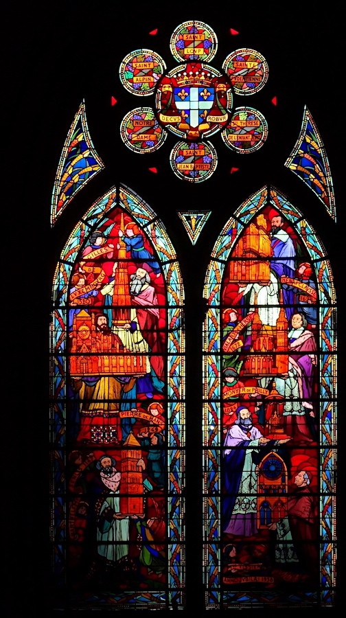 vitrail relatant l'histoire des bâtisseurs de la cathédrale de Châlons