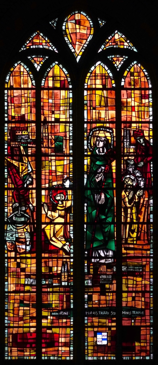 Vitrail de St Winnoc abbé avec crosse et sa devise 'je suis venu non pour être servi mais pour servir'
