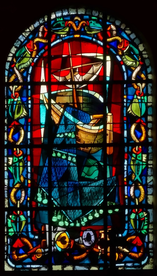 Vocation de Pierre, évoquée par un filet de pêche et un navire