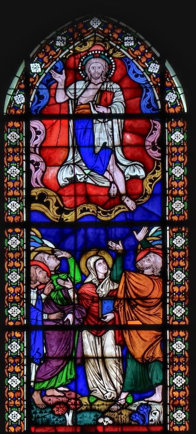 <b>Ascension </b>: Jésus trône dans les cieux, les disciples et Marie.