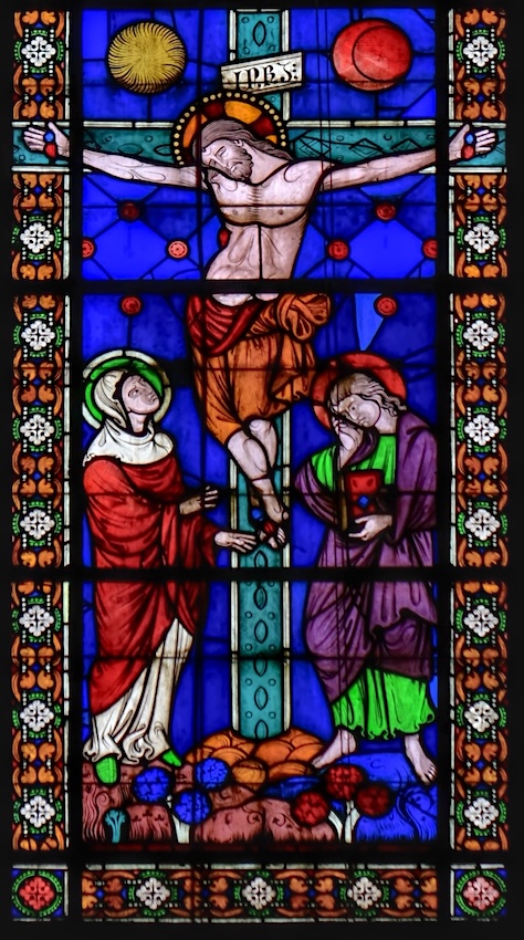 <b>Calvaire </b>: Jésus est élevé sur la Croix, entouré de Marie et du disciple bien aimé. 