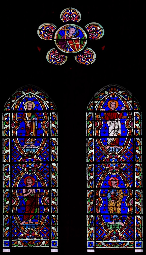 à gauche : St Paul, St Jean-Baptiste<br>à droite : St André, St Jacques le Maj.