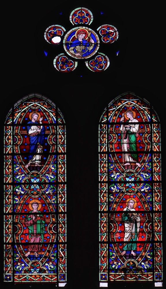 en haut : Ste Geneviève<br>à gauche : St Philippe, St Jacques le Mineur<br>à droite :  St Thaddée, St Jean