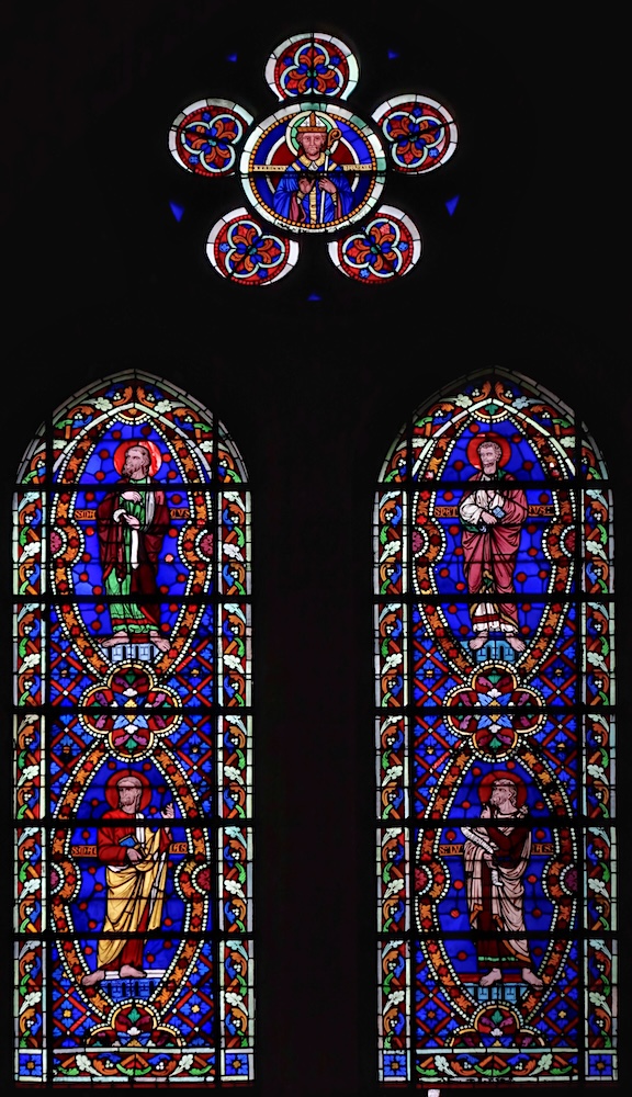 <b>Résurrection</b> : Jésus sort du tombeau, portant le livre de vie et la Croix, instrument de sa victoire sur la mort.