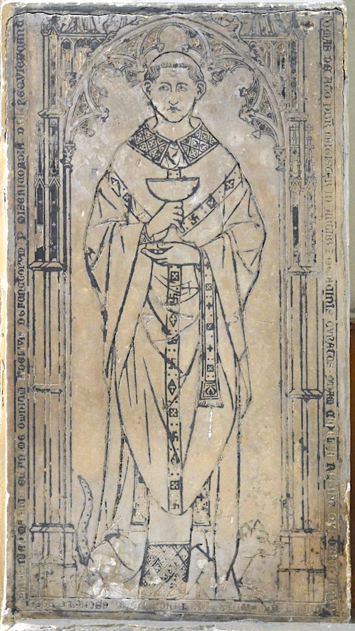 dalle funéraire datant de 1349, gravée à l'effigie d'un ecclésiastique,