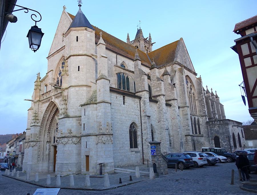 Eglise Notre-Dame de la Nativité - Moret-sur-Loing 77<br>parvis et côté sud