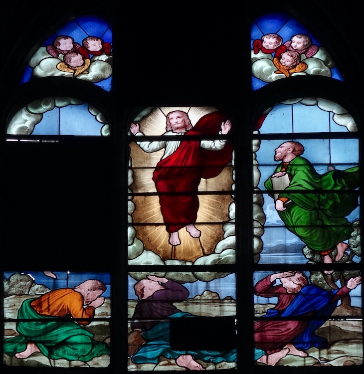 les apôtres Pierre, Jacques, et Jean, son frère, assistent à la transfiguration de Jésus