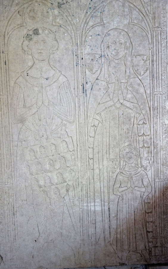 Dalle funéraire du chevalier Le Cornu mort en 1276, revêtu de l'armure typique du XIIIe siècle, entouré de Marguerite La Cornue, épouse de Baudouin de Corbeil décédée en 1280 et d'un enfant représentant Oudart de Jouy, mort en 1320