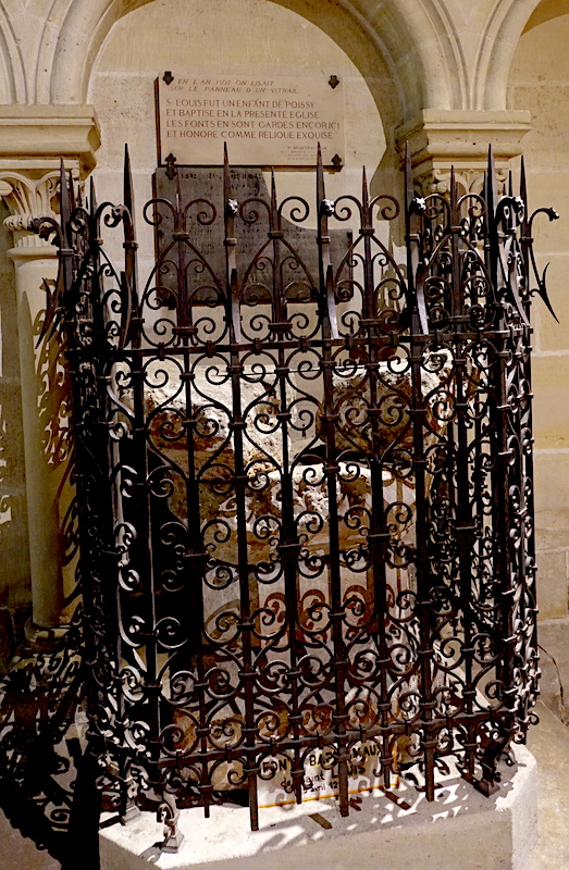 Fonts baptismaux de saint Louis (derrière la grille en fer forgé du 19e siècle)