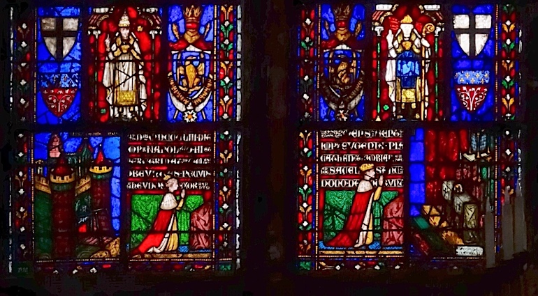 Napoléon III et l'impératrice Eugénie sont représentés agenouillés, ainsi que le pape Pie IX et l'évêque d'Amiens Antoine de Salinis