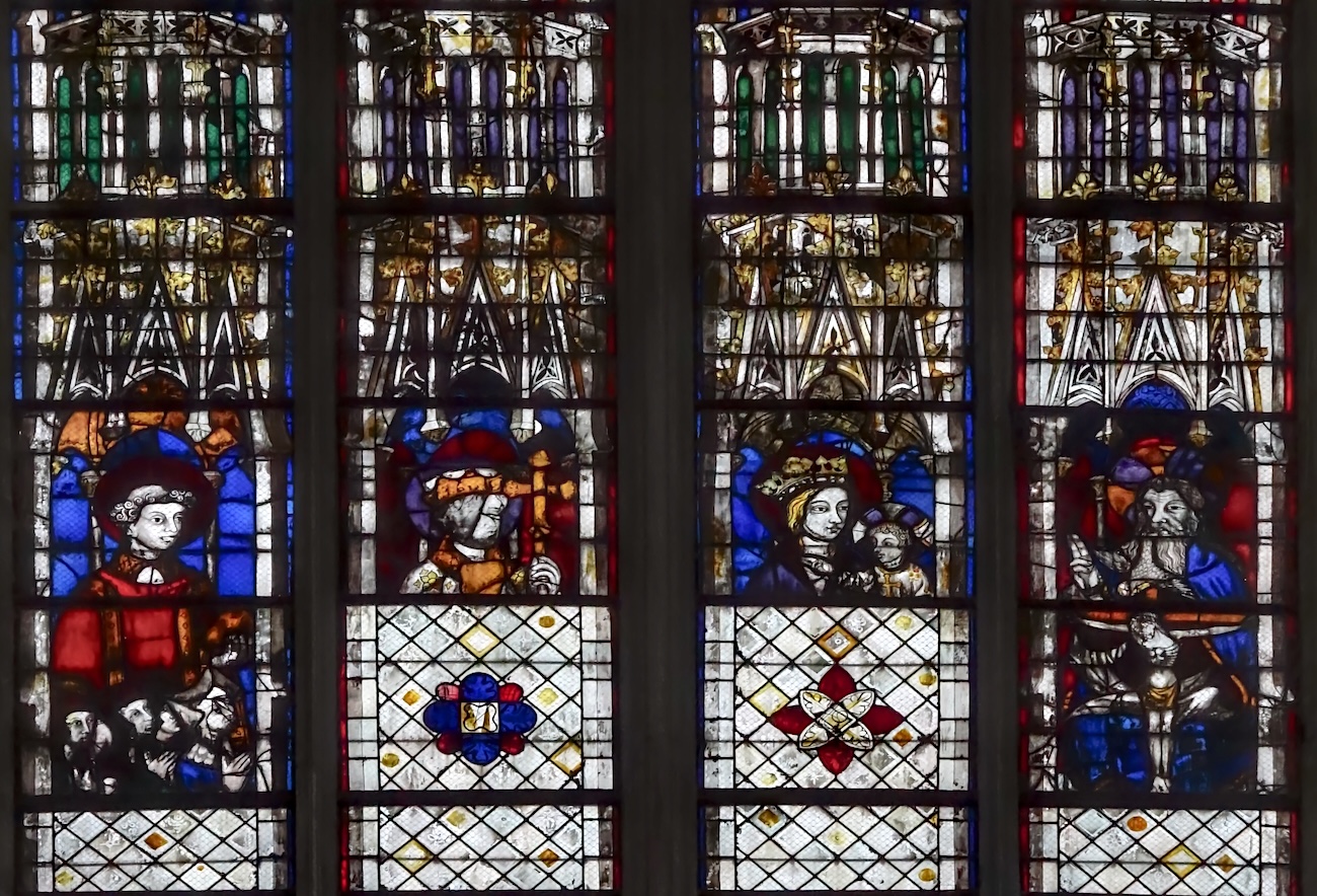 Baie 129 - St Etienne et donateurs, un saint, Vierge à l'enfant, la trinité