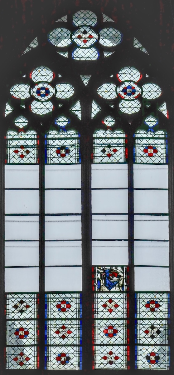 Baie 130 - Ste Anne tenant un livre