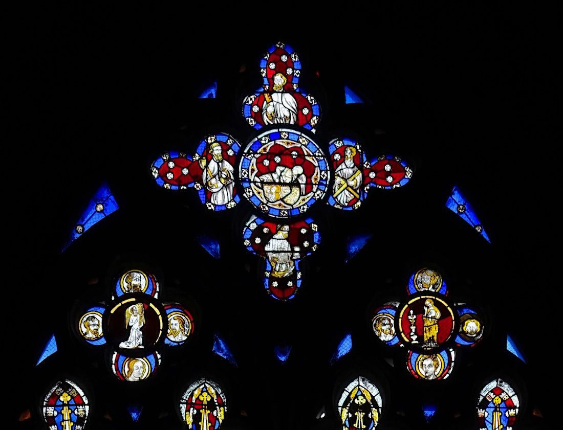 Baie 44 - Un personnage couchéavec 4 apôtres<br>Une Annonciation