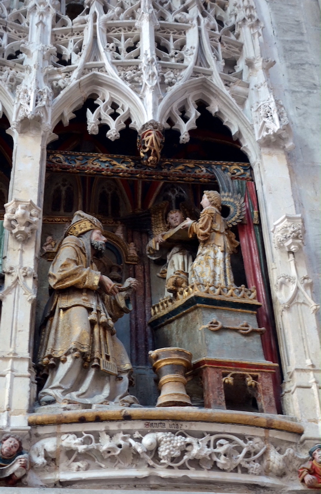 Le grand-prêtre encense l'Arche de l'Alliance.<br>Eglise Sainte Madeleine - Troyes 10
