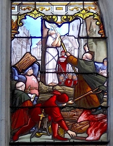 [6] A Rouen, Jeanne est condamnée au bucher par l'évêque Cauchon.<br>Eglise Saint André - Joigny 89