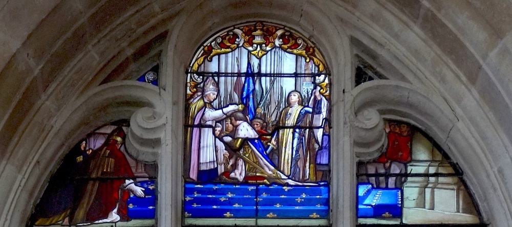 [7] Le couronnement de Charles VII. Jeanne est à ses côtés, portant son étendard.<br>Eglise Saint André - Joigny 89