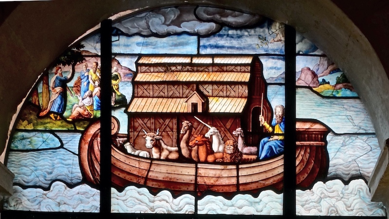 l'arche de Noé, remplie d'animaux dont certains bizarres, et la colombe.<br>Eglise Saint Etienne du Mont - Paris (5)