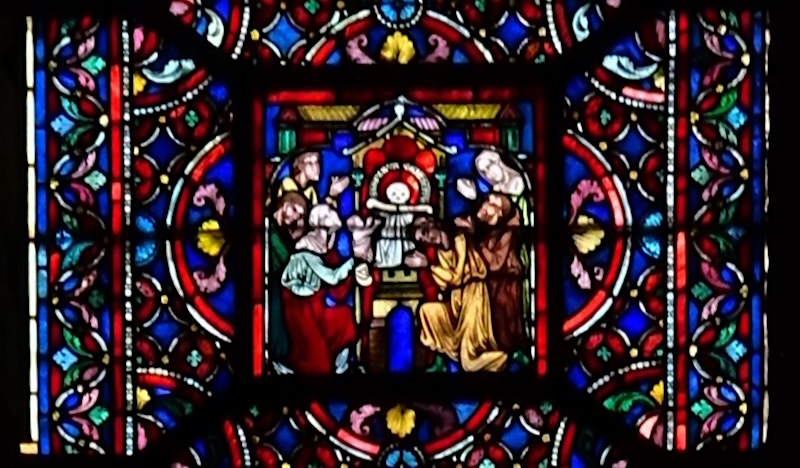 [7] les fidèles les mains jointes vénérent les reliques des deux saints à l'abbaye Saint-Nicaise. Un reliquaire, laissant voir un os et un crâne, est placé à l'intérieur du bâtiment