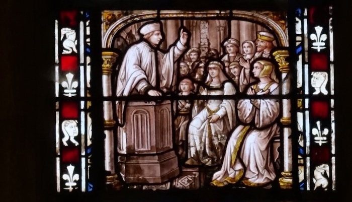 devenu prêtre, il prêche à la cathédrale de Troyes devant une importante assistance