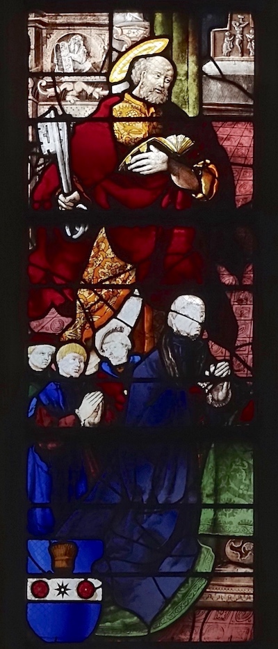 [7] Pierre Le Pelletier et ses trois fils présentés par saint Pierre. À l'arrière-plan, Moïse tenant les tables de la loi et un calvaire devant un autel