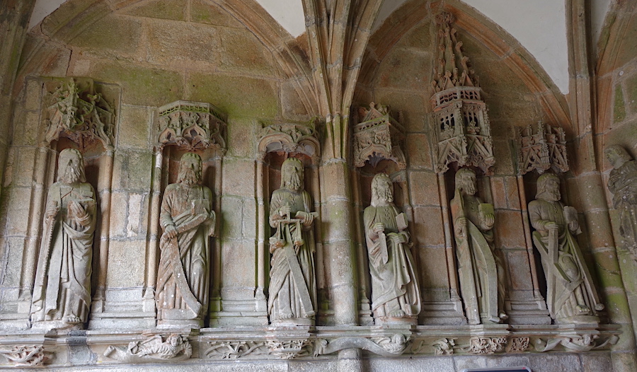 les apôtres : Saint Simon (scie), Saint Matthias (le glaive) sous réserve, Saint Matthieu (balance), Saint Barthélémy (coutelas), Saint Jude-Thaddée (la lance), Saint André (croix en X)