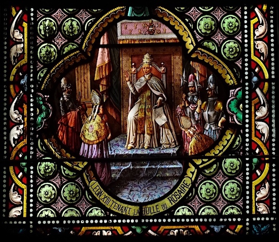 Léon XIII tenant la bulle du rosaire