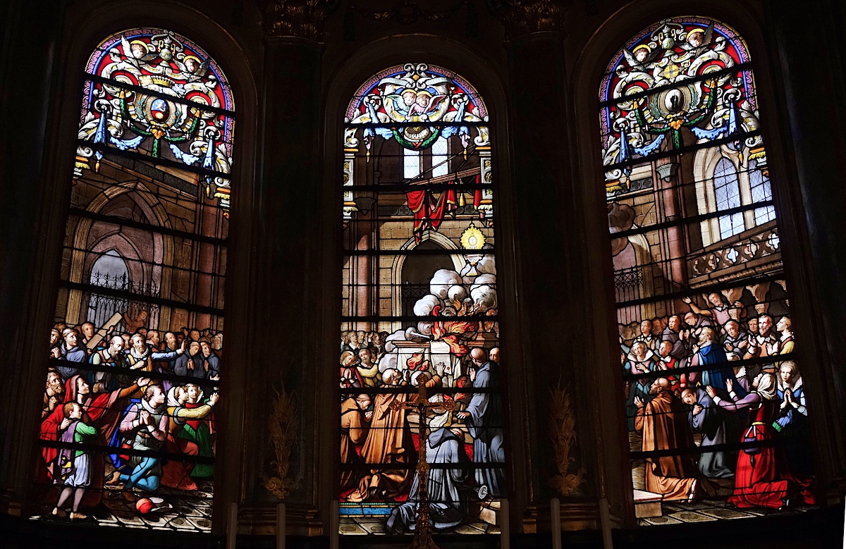 Le miracle de Faverney : le feu qui ravage l'autel va épargner l'ostensoir. <br>Atelier Gsell-Laurent, vitrail posé en 1875-1876.