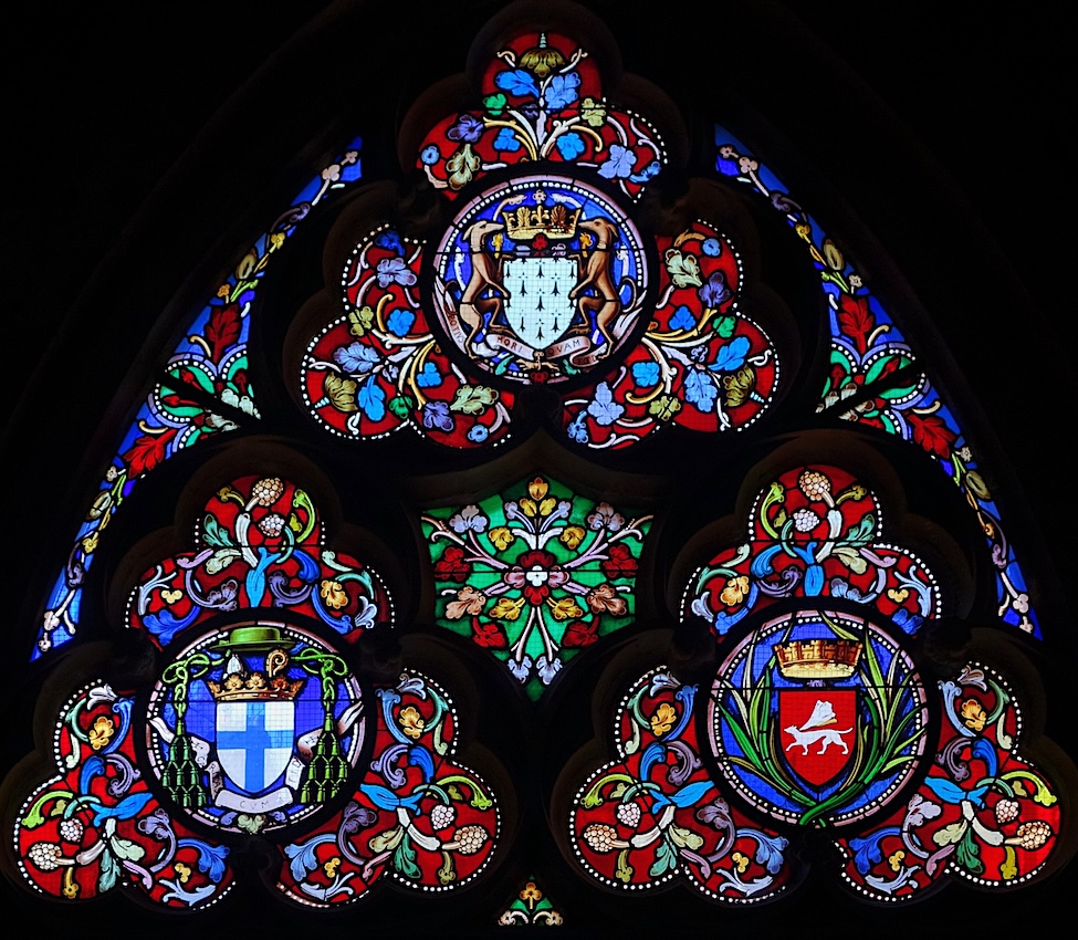 les 3 blasons :
						<br>- celui de Bretagne “d’hermines plain” avec la devise : plutôt la mort que la souillure.
						<br>- celui de Vannes “de gueules à l’hermine passante d’argent cravatée”
						<br>- celui de Monseigneur Bécel d’hermines à la croix d’azur” avec sa devise : foi et charité.