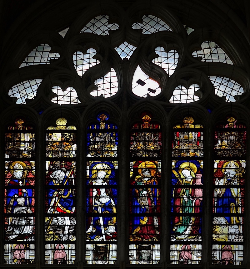 saint Omer devant un chanoine à genoux, saint Christophe portant le Christ, sainte Catherine portant l’épée, la Vierge et l’enfant, sainte Barbe et sa tour, saint Nicolas et son saloir.