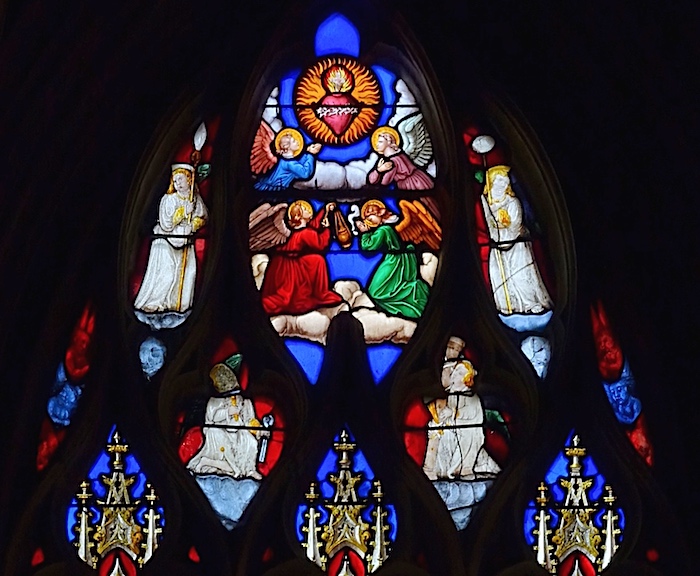 [10] Quatre anges adorant le Sacré-Coeur ; anges portant les instruments de la Passion