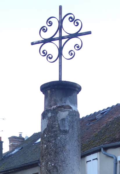 Moret-sur-Loing - croix de la place royale