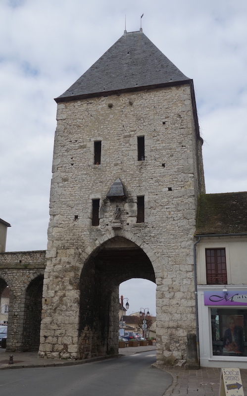 Moret-sur-Loing (porte de Samois): Vierge à l'enfant