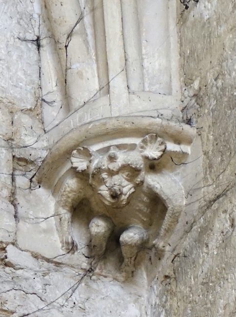 cul de lampe<br>entre l'orgue et le mur de la façade