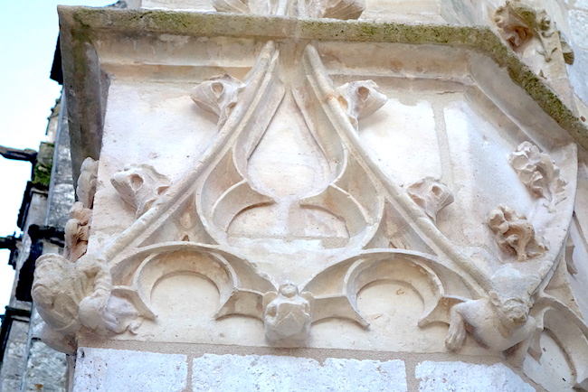 le bonnet phrygien, l'écusson, l'homme à tête de souris<br>Contrefort nord