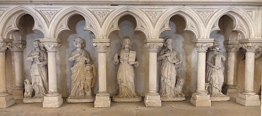 Maitre-autel : le Christ entouté des quatre évangélistes