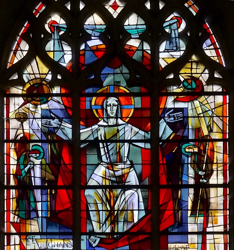 le Christ en gloire, entouré des anges qui portent les instruments de sa Passion : le bâton emmanché d’une éponge de vinaigre, et la lance qui le transperça