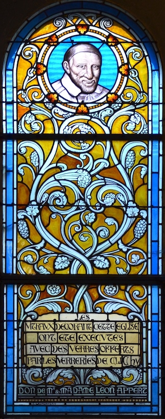 les vitraux décorant cette église ont été exécutés avec des verres offerts par les verreries de Clichy