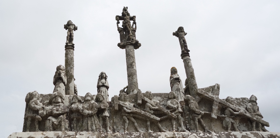 Registre du bas : Jésus est condamné, Jésus est arrêté, portement de croix<br>Registre du haut : Jésus est crucifié entre les deux larrons<br>Calvaire de Tronoën - St Jean Trolimon 29