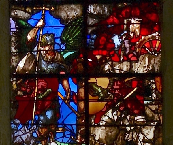 à gauche, Saint Michel combattant les démons, une balance à la main, à droite, la roue du supplice des damnés