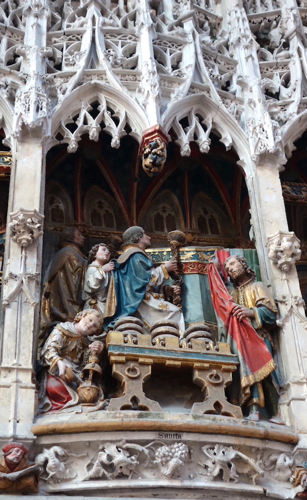 au premier plan, les douze pains des douze tribus d'Israël.<br>Cathédrale Notre-Dame - Amiens 80