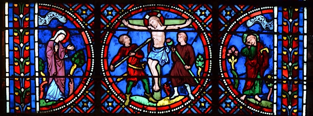 [4] La crucifixion (à gauche, Marie, à droite, Jean)<br>Cathédrale Notre-Dame - Laon 02