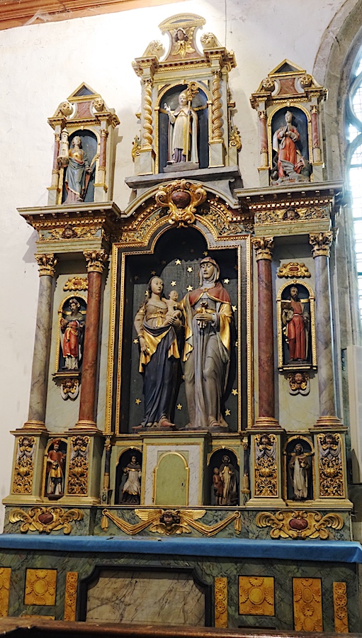 Saint Hervé<br>Jésus, Marie et Anne, autour duquel se tiennent de nombreuses petites statues aisément identifiables. Joseph est placé du côté de Marie, Joachim du côté d’Anne. Dans la partie est repris le thème de sainte marguerite, avec celui de sainte Barbe et de saint Paul-Aurélien. Dans la partie basse siègent des saints bretons comme Hervé, Cadou et Yves. <br>Eglise Notre-Dame - Lampaul-Guimiliau 29