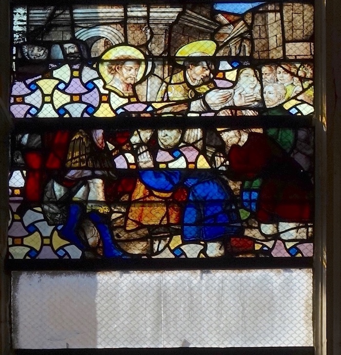 [2] Sébastien et un diacre avec une foule à ses genoux : militaire, chef de cohorte au service de l'empereur Dioclétien, Sébastien est chrétien et console ses coreligionnaires persécutés.<br>Eglise Saint Eusèbe - Auxerre 89